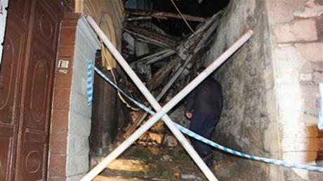 Beyoğlu’da metruk bina çöktü