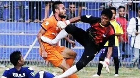 Kaleciden tekme yedi hayatını kaybetti!