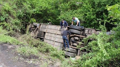 Madencilerin minibüsü TIR’la çarpıştı: 21 yaralı