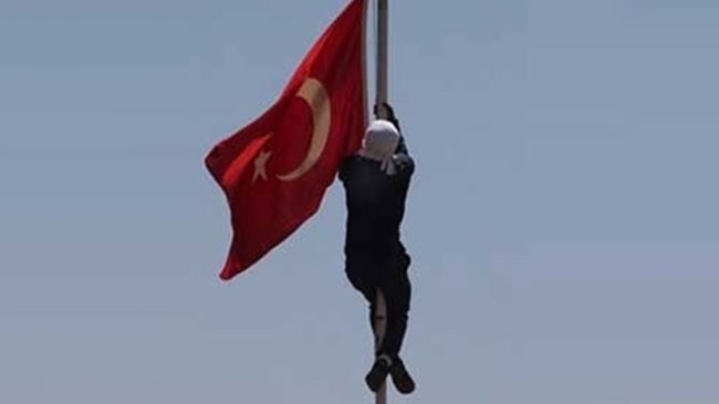 Bayrak krizi’nde bir gözaltı
