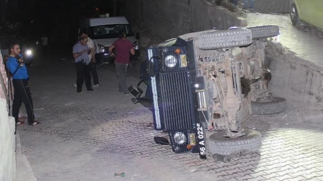 Polis aracı devrildi: 4 yaralı