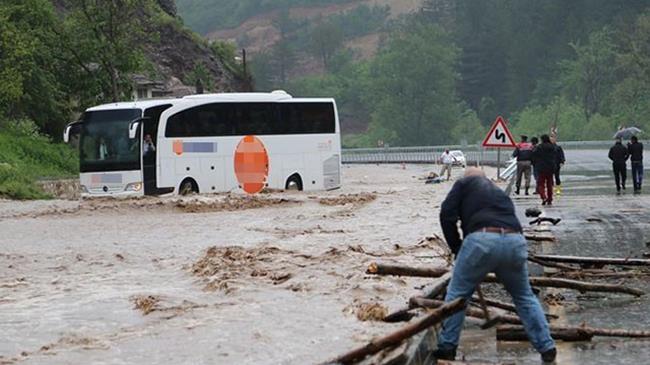 40 yolcu selde mahsur kaldı!