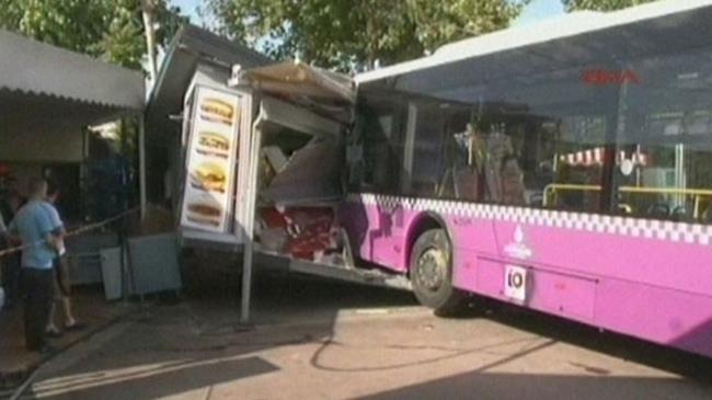 İstanbul’da İETT otobüsü kaza yaptı