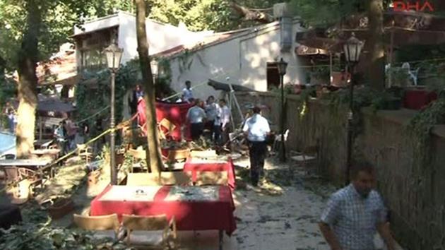 İstanbul’da ağaç devrildi: 2 ölü