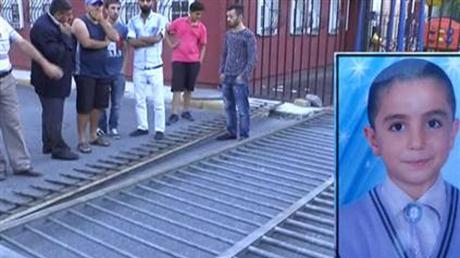 Öğrenci demir kapının altında kaldı