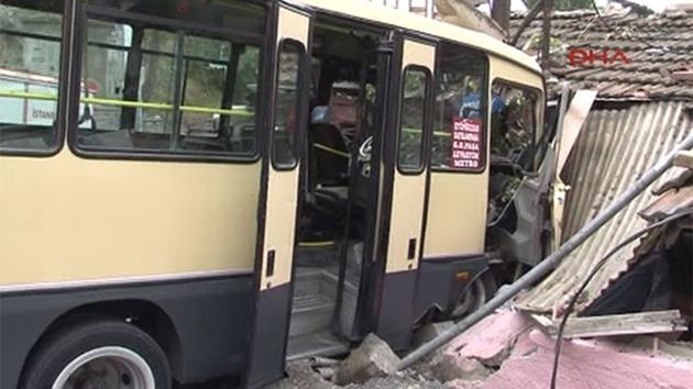 Minibüs gecekonduya daldı