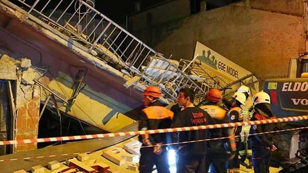 İzmir Karabağlar’da 3 katlı bina çöktü