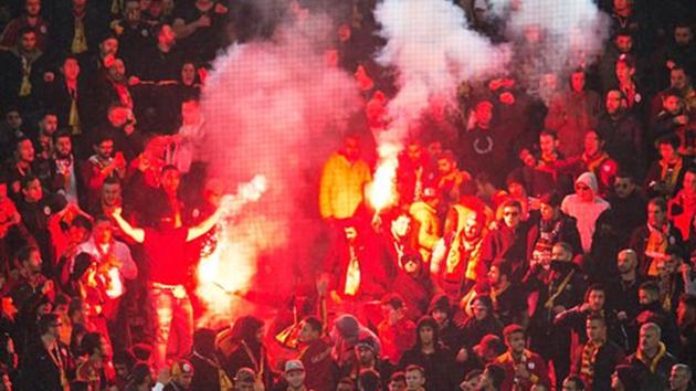 Galatasaraylı taraftarları çıldırtan PKK bayrağı!