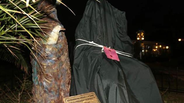 Efsane futbolcunun heykeli mühürlendi