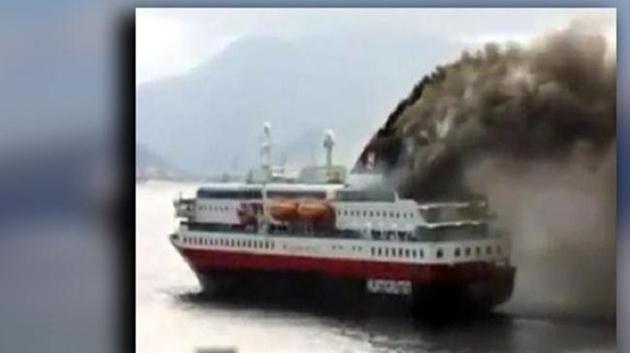Yunanistan açıklarında 480 yolculu feribotta yangın!