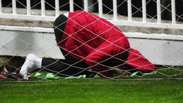 Yıldız oyunca önce namaz kıldı sonra oyuna girdi!