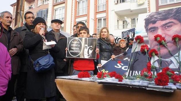 Hrant Dink sevenleri tarafından karanfillerle anıldı