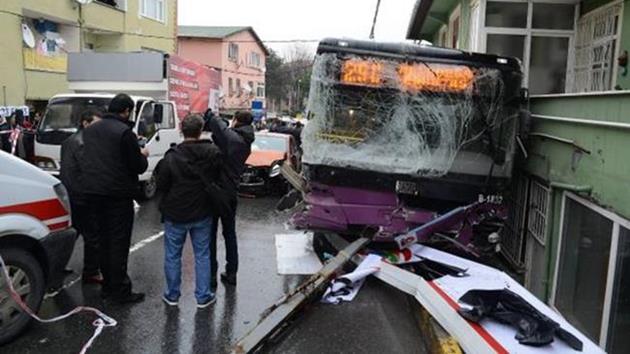 İstanbul Sarıyer’de Halk otobüsü kontrolü kaybetti: 2 ölü!