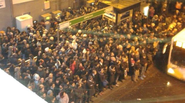 İstanbul’da akşam iş çıkışında trafik felç oldu, metrobüs durma noktasına geldi!