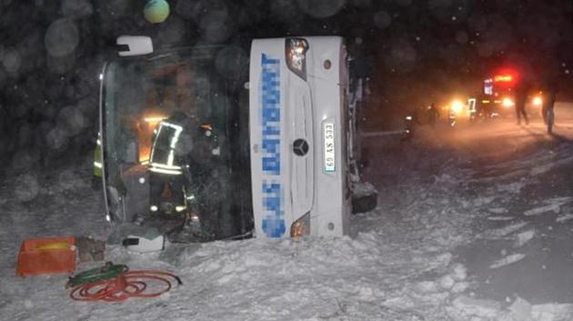 Yolcu otobüsü devrildi: 25 kişi yaralandı