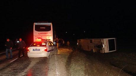 İşçi servisi devrildi: 12 yaralı!