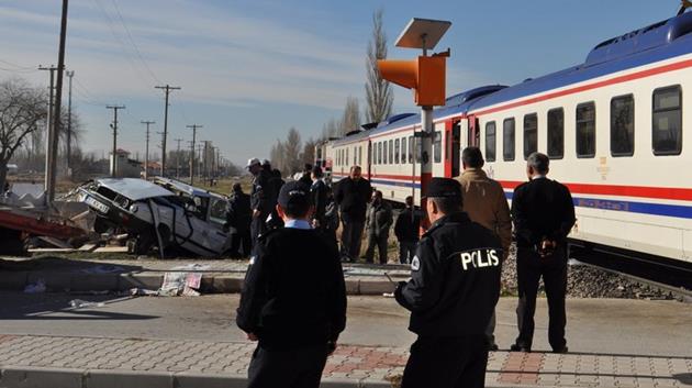 Yolcu treni ile otomobil çarpıştı: 2 ölü!