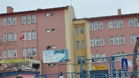 Tabancalı genç 2 öğrenciyi rehin aldı!