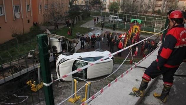 Acemi kadın sürücü çocuk parkına uçtu: 2 yaralı!