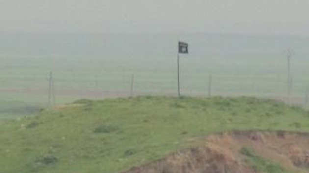 IŞİD Türkiye sınırına bayrak dikti