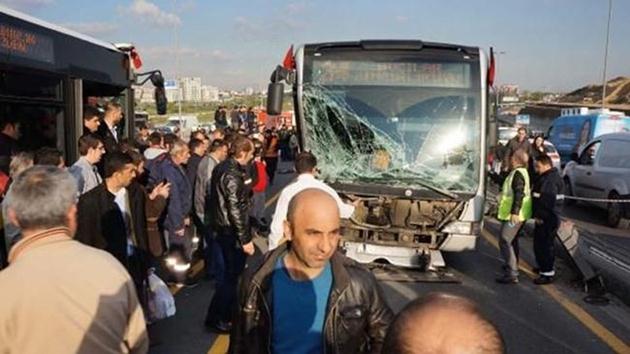 Metrobüs yolunda kaza: 3 yaralı
