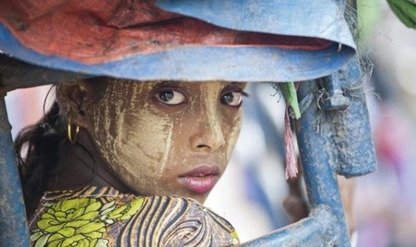 Myanmar, Arakanlı Müslümanların hızla çoğalmalarını önlemek için doğum kontrol yasası çıkardı. Yasa kadınlara 36 ayda bir doğum izni veriyor. 