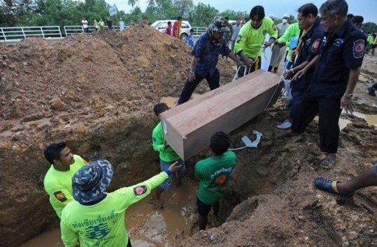 Tayland'dan sonra Malezya'da da kaçak göçmenlere ait toplu mezarlar bulundu. 