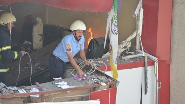 Adana ve Mersin’de HDP binalarında patlama