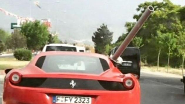 Ferrari lüks otomobili ile boru taşıdı!