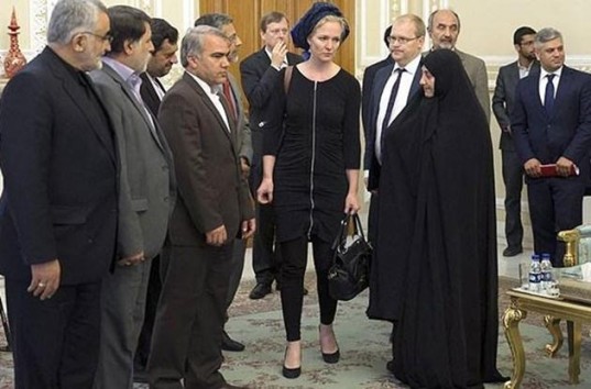 Hollandalı vekil Marietje Schaake'nin Tahran ziyaretinde giydiği kıyafet İran'da büyük tartışmaya neden oldu. 
