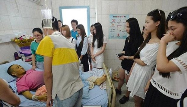 Shengping'in son dileğini yerine getiren öğrenciler, ders sırasında gözyaşlarına engel olmadı.