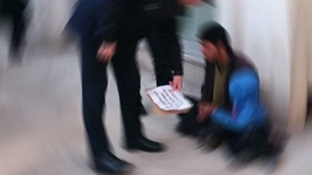 Dilenci para vermeyen engelli çifti dövdü!