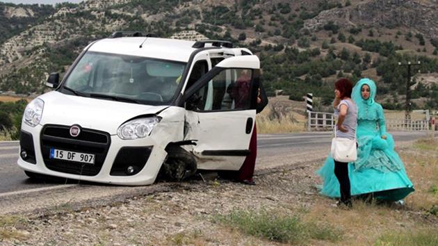 Düğün ve nişan otomobilleri çarpıştı!