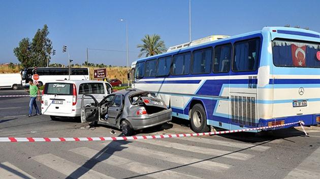 Yolcu otobüsü ile otomobil çarpıştı: 5 ölü