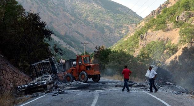 Tunceli-Erzincan karayolu-araç yakmak