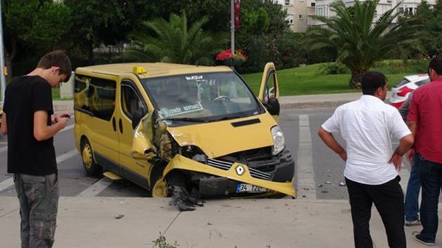 İstanbul Kadıköy’de 2 dolmuş çarpıştı: 3 yaralı