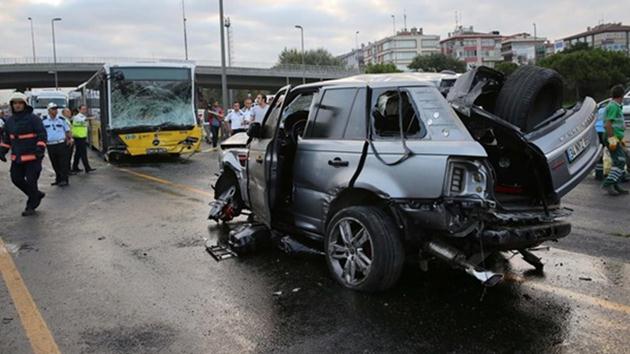 Metrobüs yolunda feci kaza!