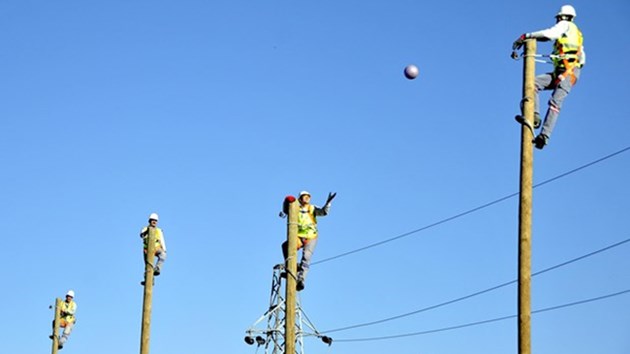 Elektrik işçilerinden kışa hazırlık