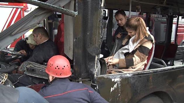 Metrobüs ile otomobil kafa kafaya çarpıştı: 5 yaralı!