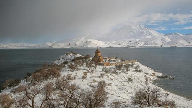 Akdamar Adası’nda kış güzelliği