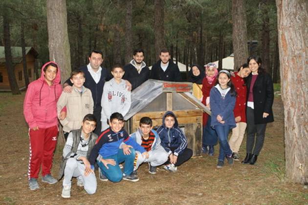 Bilgievi öğrencilerinden hayvanlar için barınak