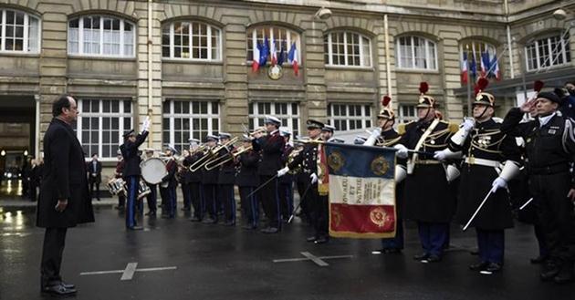 Saldırıdan hemen önce bir konuşma yapan Fransa Cumhurbaşkanı Francois Hollande, 2017'ye kadar polis ve jandarma birimlerine 5 bin kişi katılacağını duyurmuştu.