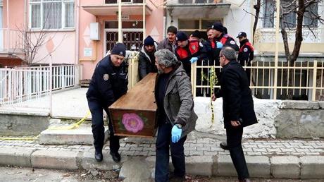 Annesi ve komşu kadını öldürdü!