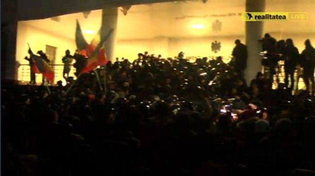Protestocular parlamentoyu bastı!