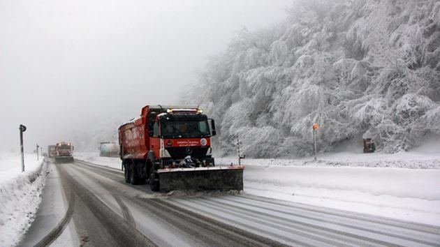 Bolu Dağı’nda kar ulaşımı engelledi!
