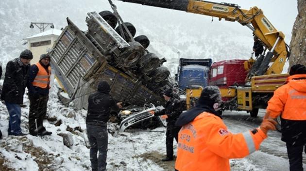 TIR otomobili kağıt gibi ezdi: 2 ölü