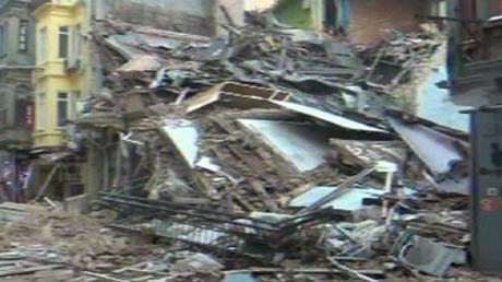 Beyoğlu’da 5 katlı bina çöktü!