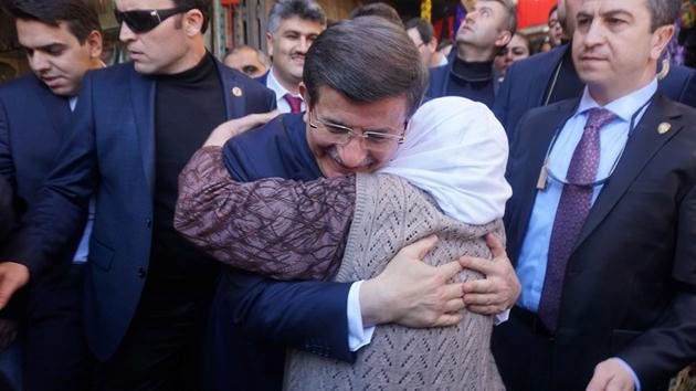 Başbakan Davutoğlu, Cuma namazına giderken karşılaştığı yaşlı bir kadının elini öptü. Davutoğlu, vatandaşla bir süre sohbet de etti.
