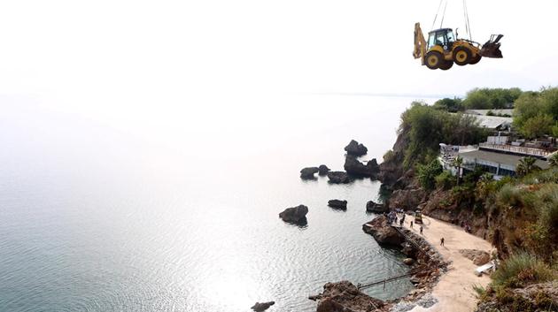 Beton dökülen plajda yıkım