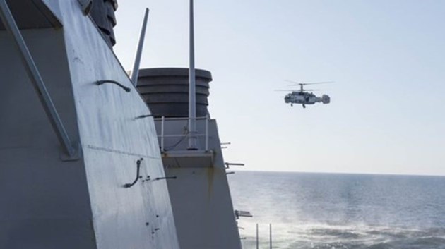 Rusya'ya ait savaş helikopterinin de Baltık Denizi'nde ABD savaş gemisine taciz uçuşu yaptığı belirtildi. 